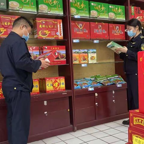 “守底线、查隐患、保安全”食品安全专项行动-弋阳县市管局筑牢强监管防线，扎实开展“五一”节前食品安全专项检查