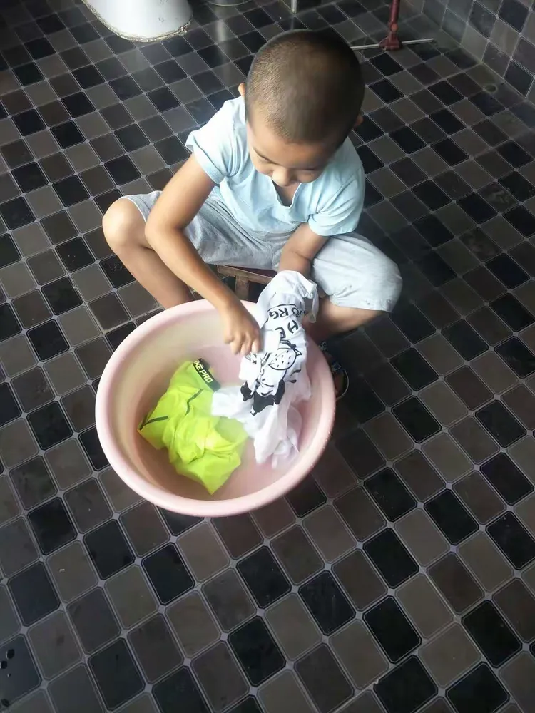 这时候我就在想，妈妈平时洗那么多衣服，该有多么累。