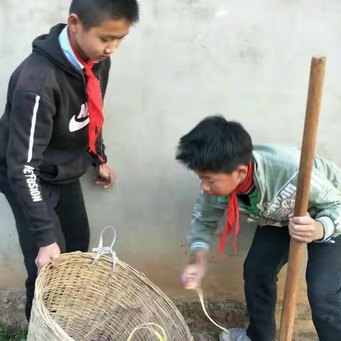 乘着三月的春风                                        庆丰完小师生学雷锋见行动活动剪影