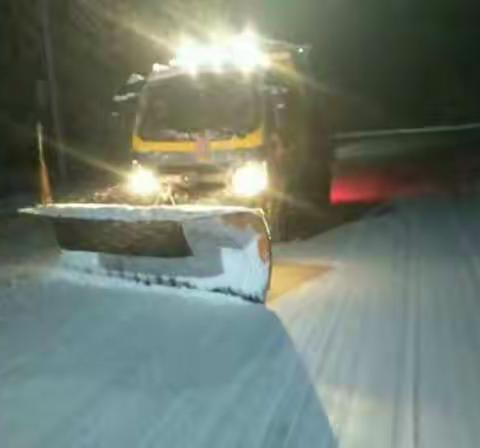 交通局连夜除雪确保道路畅通