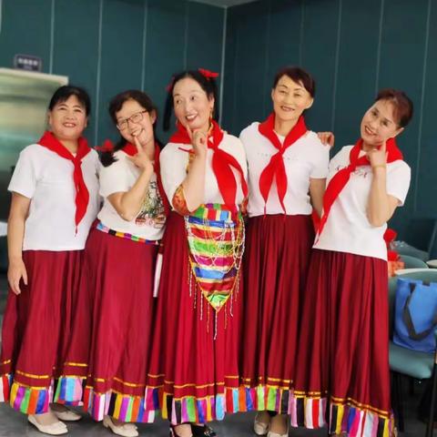 西园老年大学声乐五班欢度“六一”儿童节