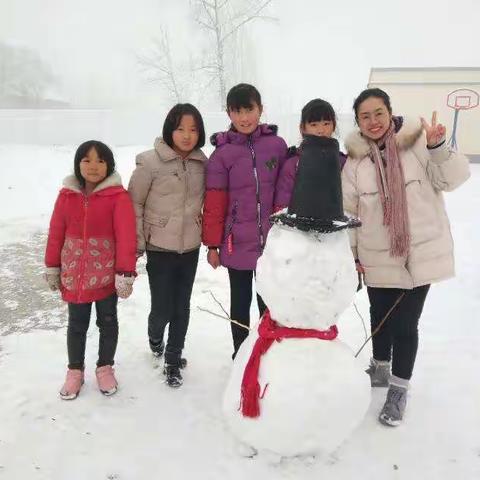 次邱镇刘庄小学雪景下的童趣童乐