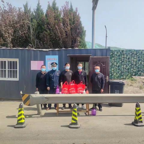 【先锋“365”】防疫一线党旗红之卡口执勤显担当 昼夜值守保平安