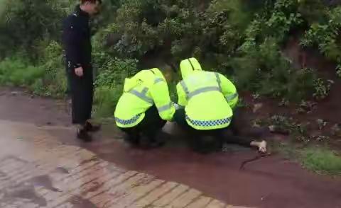 万德派出所巡逻途中救助一名受伤群众
