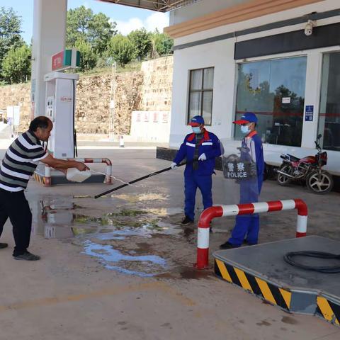 万德派出所联合安监站组织加油站开展反恐应急演练