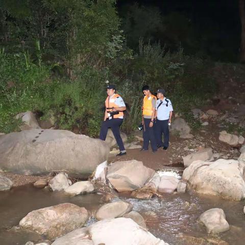 万德派出所开展金沙江流域重点水域禁捕夜查