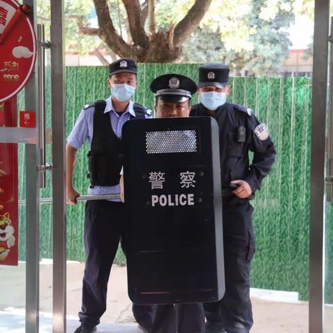 万德派出所联合信用社开展反恐防暴应急演练