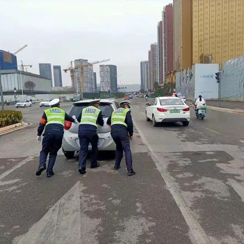 暖心！车辆故障停路中间，交警七大队二中队徒手推车消隐患