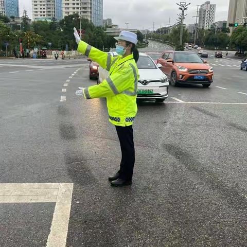 交警正能量｜助人为乐好交警 平凡举动暖人心