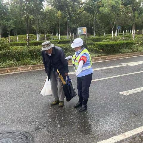 好人好事在身边 辅警扶老人过马路 小举动温暖昆明春城