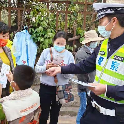交警进校园开展“全国中小学生安全教育日”宣传活动