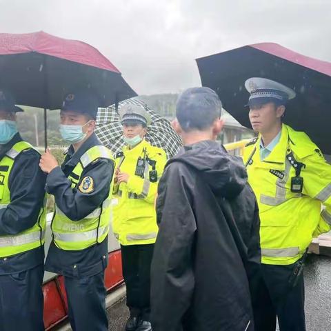 交警坚守路面保畅通