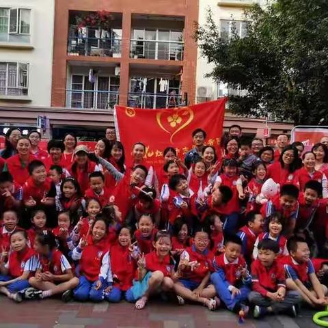 积小善，成大爱———花城小学二（4）君子兰中队爱心义卖活动