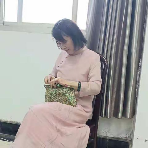 “三八”节疾控女职工手工制作