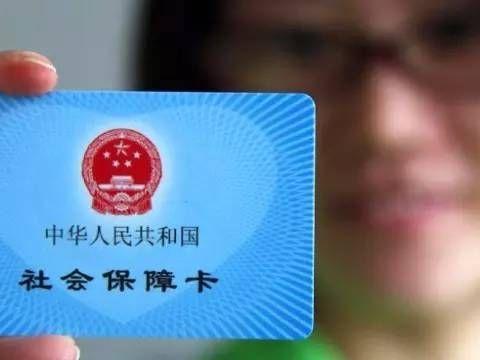 潜江支行摆摊设点集中启用社保工资卡