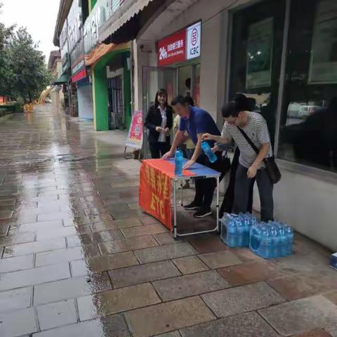 中秋节沥沥细雨浇不灭沈抚工行人ETC营销热情