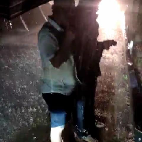 行走在暴雨中的社区关怀