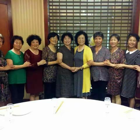 欢迎杨秋芬回葫姐妹们相聚的一组照片。