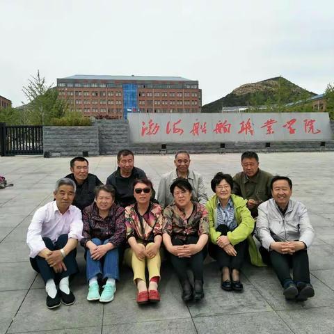 母校一游倍感亲切！同学情意深似海洋！