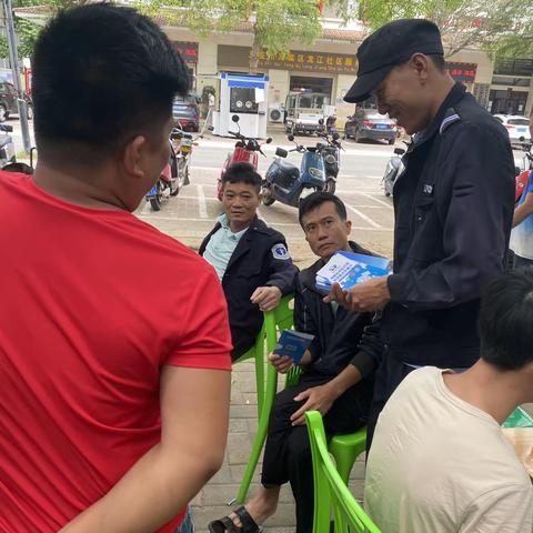 2022年12月9日，三灶村联防队员在龙江安置区发电信网络诈骗宣单。