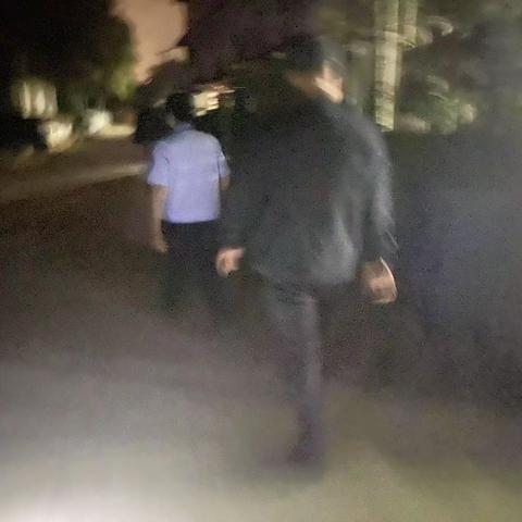 2022年12月8日晚。三灶村联防队员在辖区巡逻防控工作