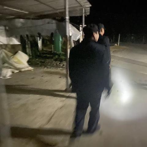 2022年12月9日晚。三灶村联防队员在辖区巡逻防控工作