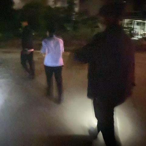 2022年12月10日晚。三灶村联防队员在辖区巡逻防控工作