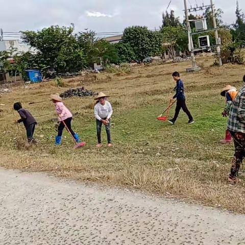 脱贫你我他，实惠在大家――新地村中队组织贫困户参与村卫生大扫除