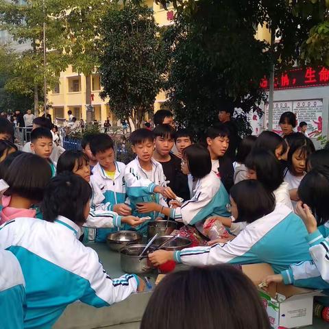 呵护折翼天使，点亮生命之光----藤县第三中学第四届校园爱心义卖活动