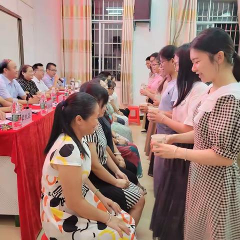 青蓝同心，携手共进——藤县第三中学2022年秋学期青蓝工程师徒结对拜师仪式