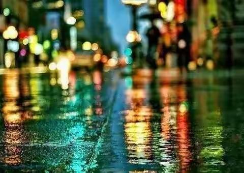 淋雨的人醉了，听雨的人碎了....