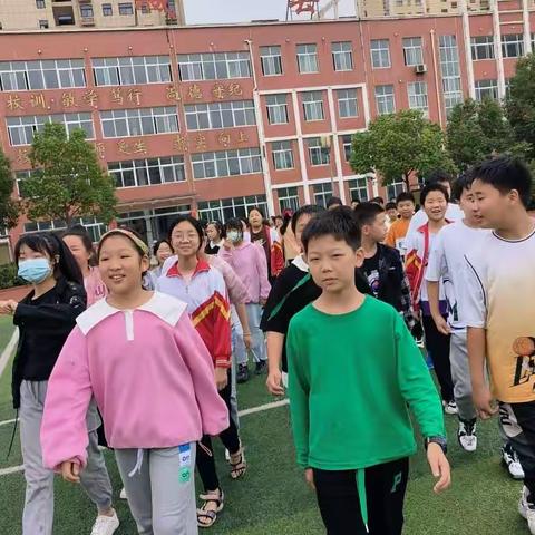 龙城小学六(6)班《成长的足迹》第一期一一一“这个地方值得去″