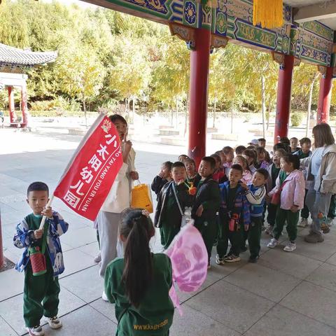 小太阳幼儿园菠萝四班 《童心敬老，情暖重阳》