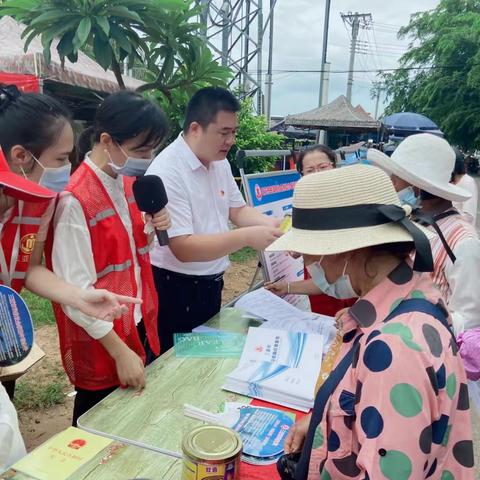 吉阳区民政局开展社会救助政策宣传活动