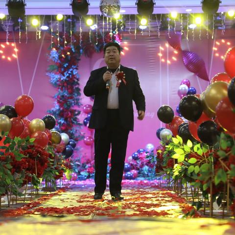 儿子婚礼上为母亲献唱《万爱千恩》