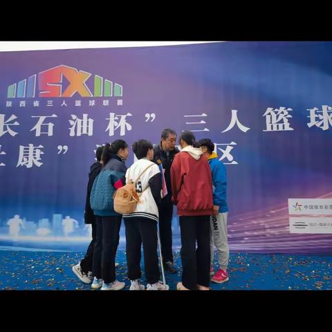 大荔协程女篮荣登《中国体育报》，与陕西省篮球协会王立彬主席亲切合影！