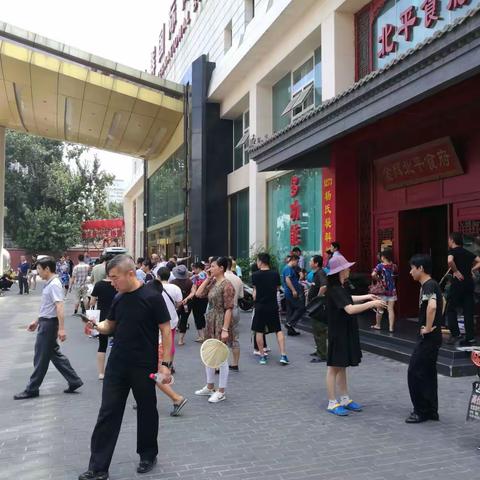 梁爽副区长现场指挥处置金五星百货城商户聚集事件