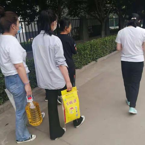新丰街道铁路社区联合党员“双报到”单位走访慰问困难群众