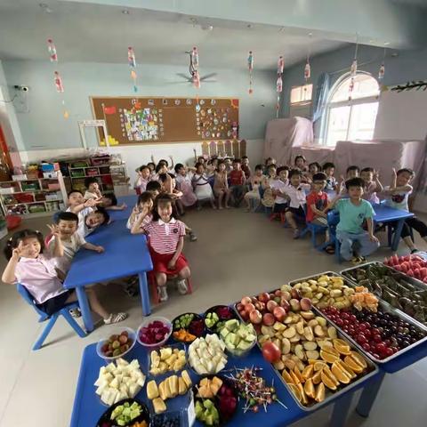 大二班👧👦全体小朋友为庆祝端午，进行水果粽子自助餐👇让我们一起吃起来吧🍎🍇🍉🍅🍌🍑