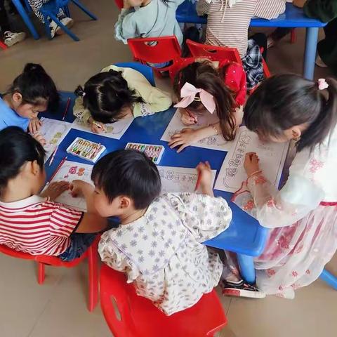 大二班全体小朋友祝全天下的妈妈，母亲节快乐。愿所有的妈妈👩永远健康美丽。