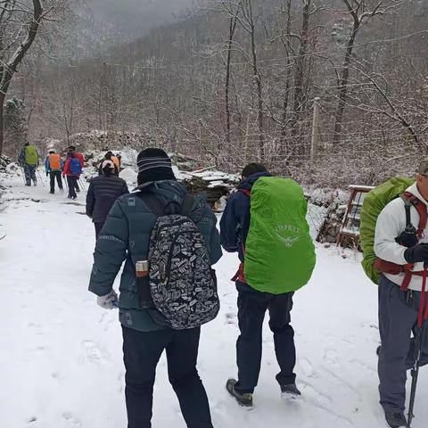 虎年初春爬雪山 九龙潭边转了转 ——2022年2月19日乐山老友嵩山踏雪登山记