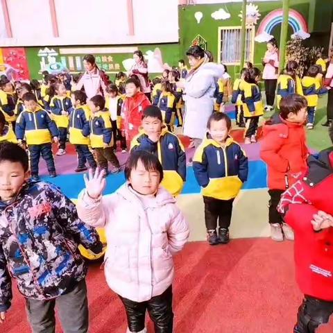 金色童年幼儿园中一班，新年快乐