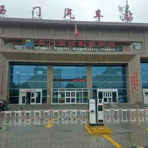 汽车站免费开放站前停车场     为群众办实事