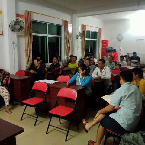 龙州村组织观看全国脱贫攻坚奖特别节目