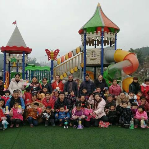 泸县石桥镇中心幼儿园2018年秋期中二班亲子活动圆满结束。