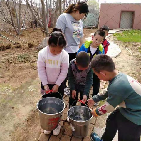 春天万物复苏，绿色重回大地，孩子们种下一棵棵小树，小树陪孩子们一起成长，看着它发芽，开花，结果，慢慢长大。