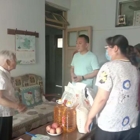 联东街道永安里社区七一慰问建国前老党员和困难党员