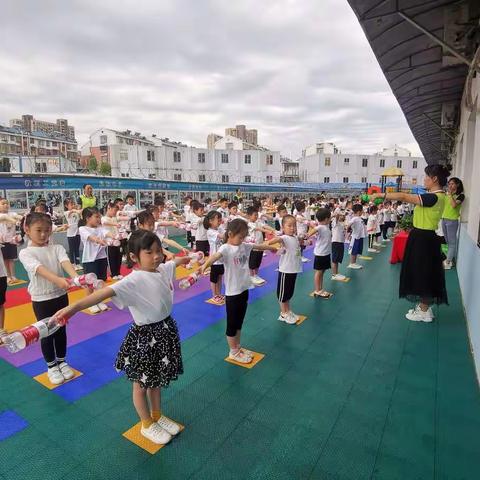 金色卡通月湖幼儿园最美课间操比赛