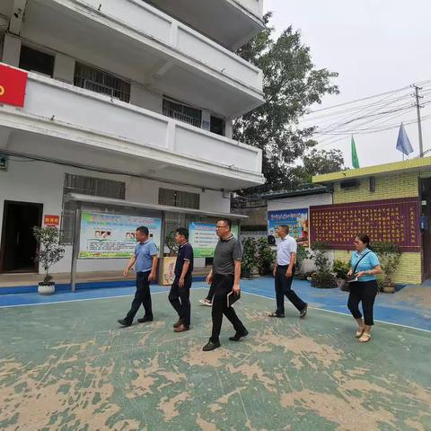 简篇：局长到我校检查指导工作