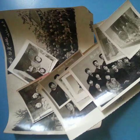 《糖厂人》【3】 方寸尽留岁月痕， 回忆无处不消魂。 群中俱是糖人客， 喜地欢天又一村。